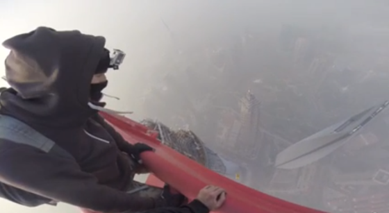 Russians climb Shanghai Tower